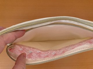 Neceser beige con adorno coral