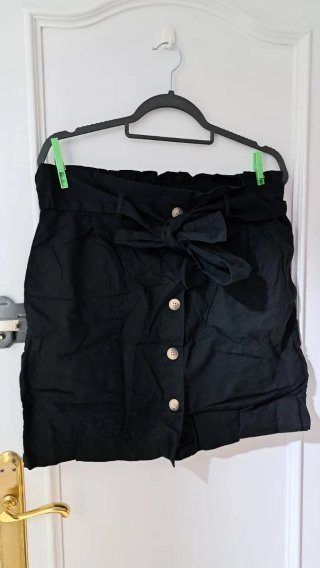 Falda negra con cinturón y botones