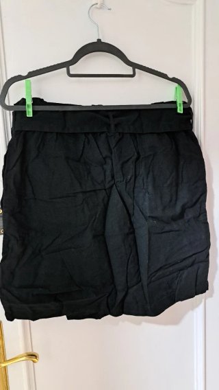 Falda negra con cinturón y botones