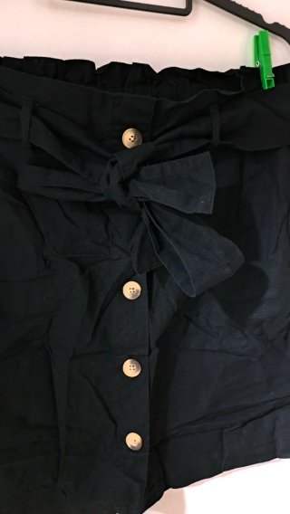 Falda negra con cinturón y botones