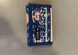 Cartera Roxy floral azul y rosa