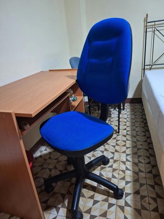 Silla de escritorio azul con base negra