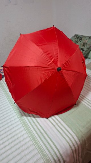 Sombrilla roja para cochecito