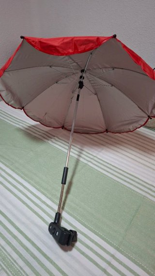 Sombrilla roja para cochecito