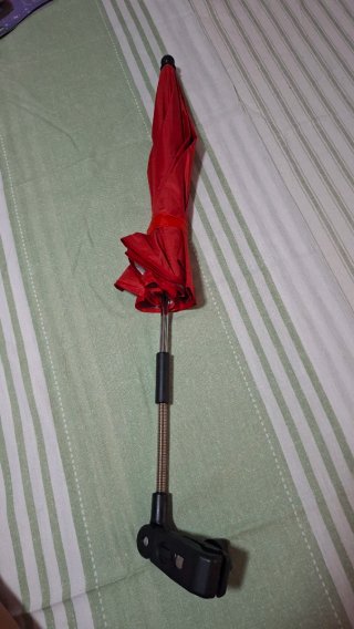 Sombrilla roja para cochecito