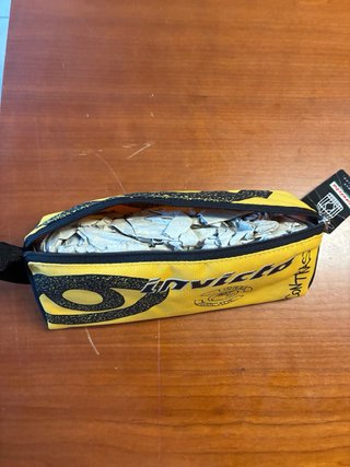 Astuccio Invicta giallo con logo