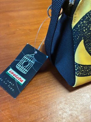 Astuccio Invicta giallo con logo