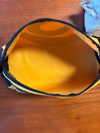 Astuccio Invicta giallo con logo