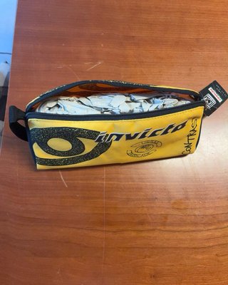 Astuccio Invicta giallo con logo