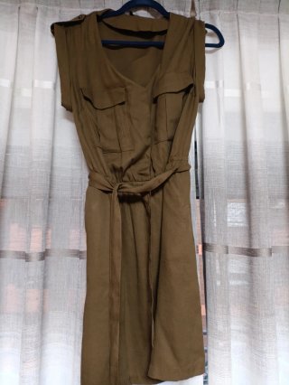 Vestido verde militar con cinturón