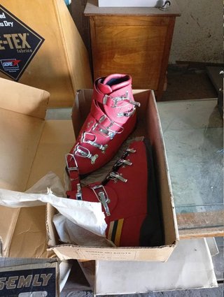 Chaussures de esquí vintage en caoutchouc rouge -