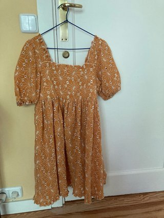 Vestido mostaza con flores blancas bordadas