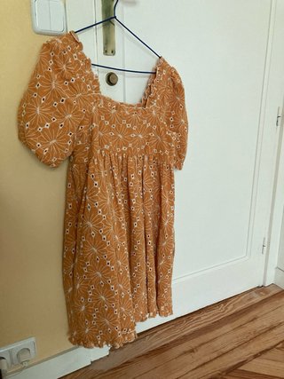 Vestido mostaza con flores blancas bordadas