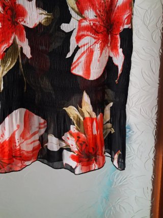 Blusa floral negra y roja