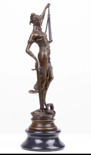 Figura de bronce - Dama de la justicia