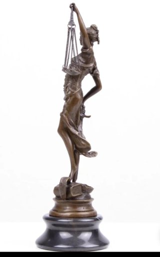 Figura de bronce - Dama de la justicia