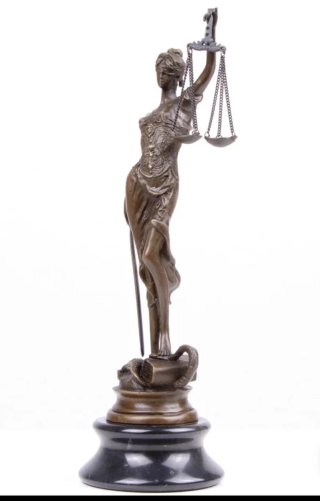 Figura de bronce - Dama de la justicia
