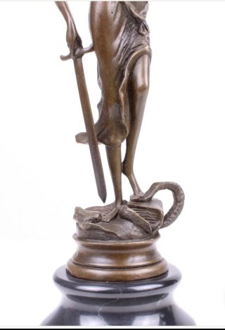 Figura de bronce - Dama de la justicia