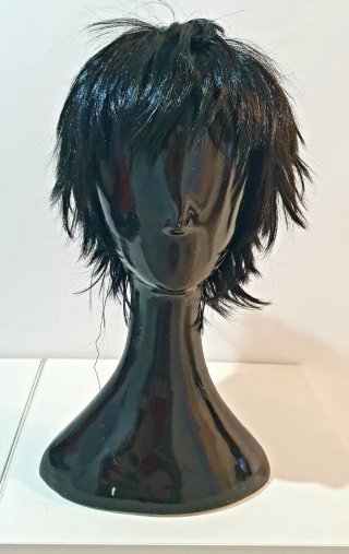 Peluca negra corte irregular disfraz