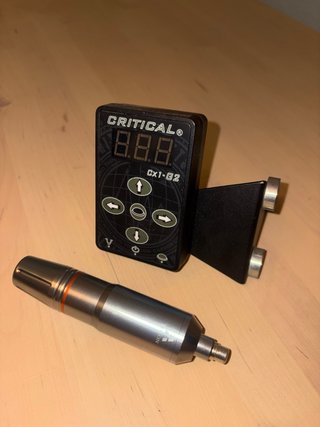 Fuente Critical CX1-G2 y maquina de tatuar Aston
