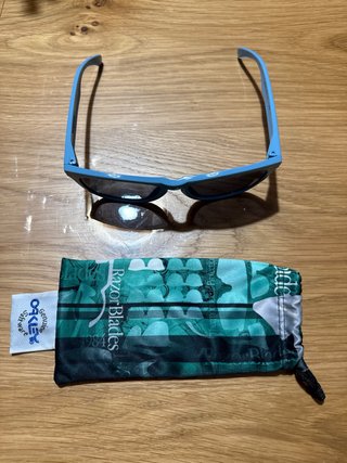 Gafas de sol Oakley azules sin usar