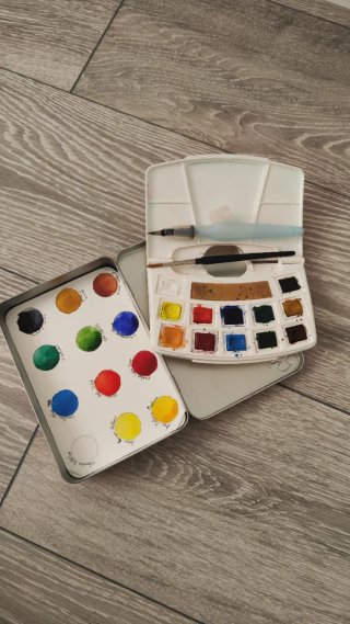 Caja libros, cuadernos dibujo, acuarela y lápices