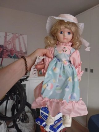 Muñeca de porcelana con vestido