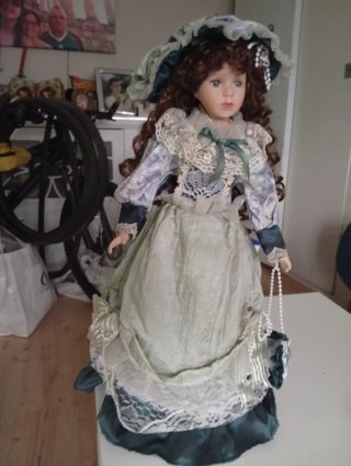 Muñeca de porcelana antigua