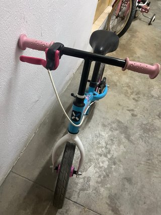 Bicicleta sin pedales BTwin azul y rosa