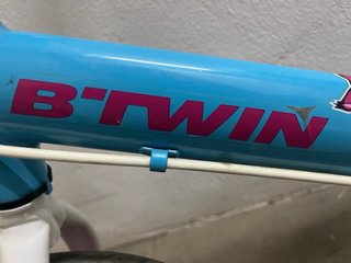 Bicicleta sin pedales BTwin azul y rosa