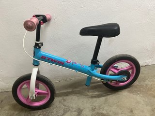 Bicicleta sin pedales BTwin azul y rosa