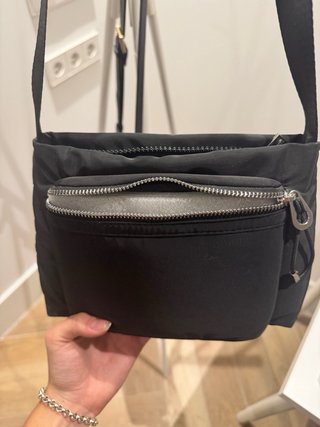 Bandolera Parfois negra con etiqueta
