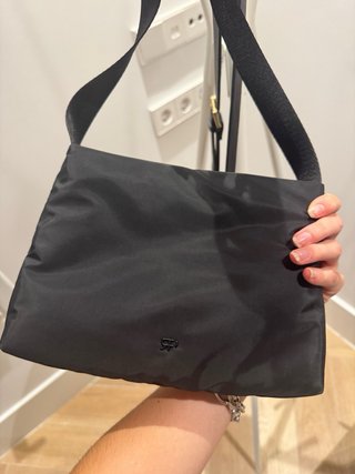 Bandolera Parfois negra con etiqueta