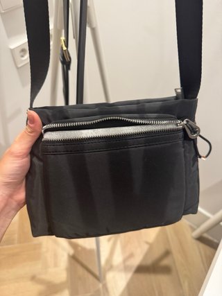 Bandolera Parfois negra con etiqueta