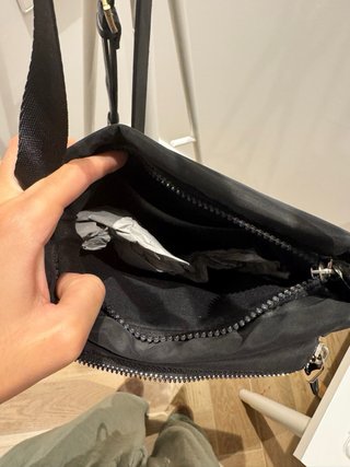 Bandolera Parfois negra con etiqueta