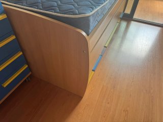 DORMITORIO JUVENIL, CAMA, CÓMODA Y ESTANTERÍA
