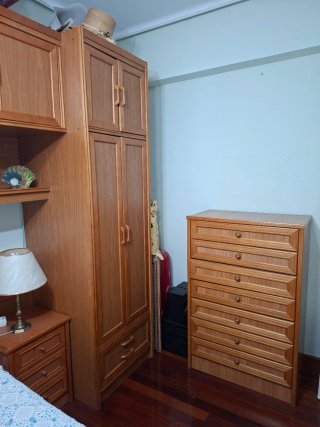 Dormitorio puente madera con cómoda.