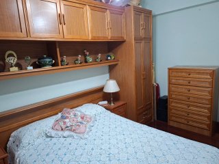 Dormitorio puente madera con cómoda.