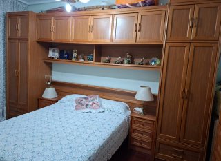 Dormitorio puente madera con cómoda.