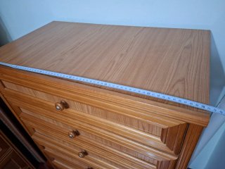 Dormitorio puente madera con cómoda.