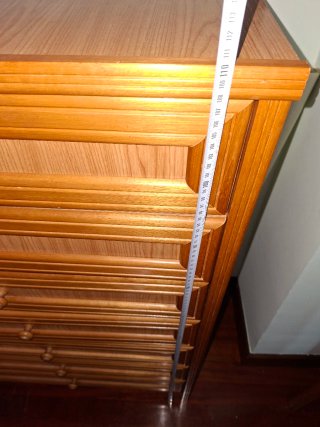 Dormitorio puente madera con cómoda.