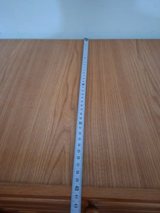 Dormitorio puente madera con cómoda.