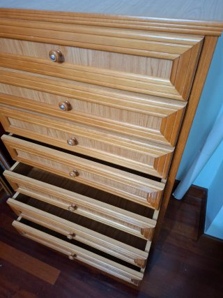 Dormitorio puente madera con cómoda.