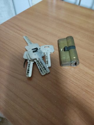 Bombillo de seguridad dorada y negra 5 llaves