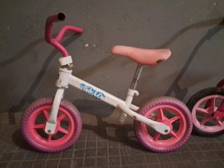 Bicicleta infantil rosa y blanca