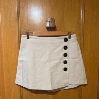 Falda pantalón blanca con botones negros