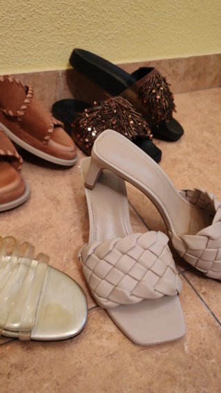 Sandalias de mujer beige y marrón