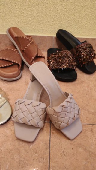 Sandalias de mujer beige y marrón