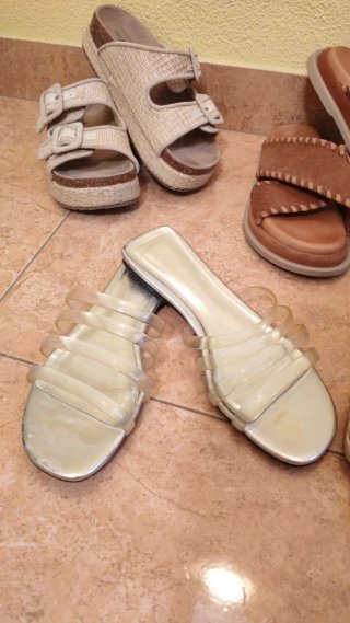 Sandalias de mujer beige y marrón