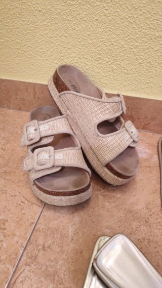Sandalias de mujer beige y marrón